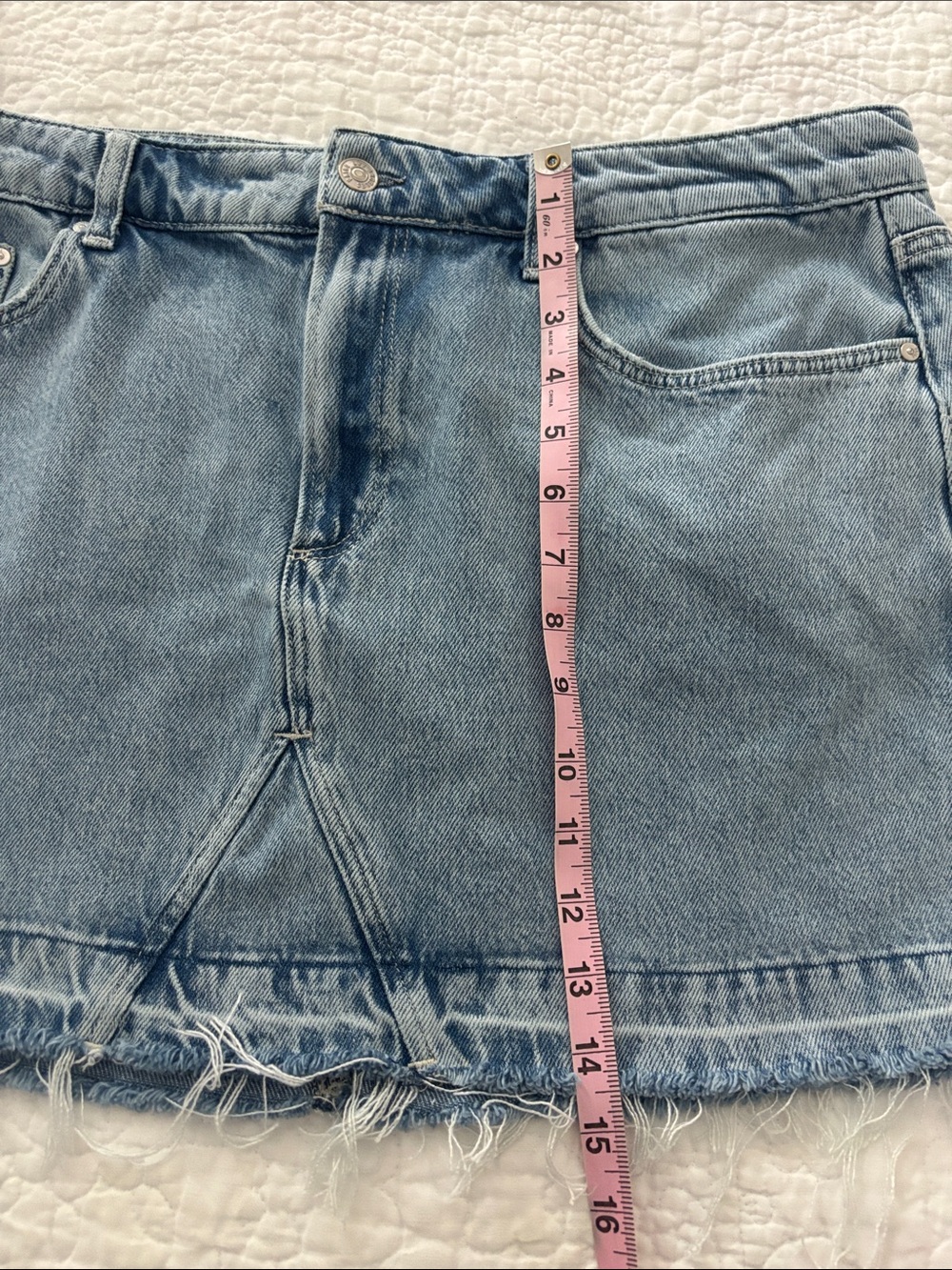 Evereve PAIGE size 32 (Women’s 14) Denim Mini Skirt, Light Wash with Frayed Hem - Picture 10 of 10